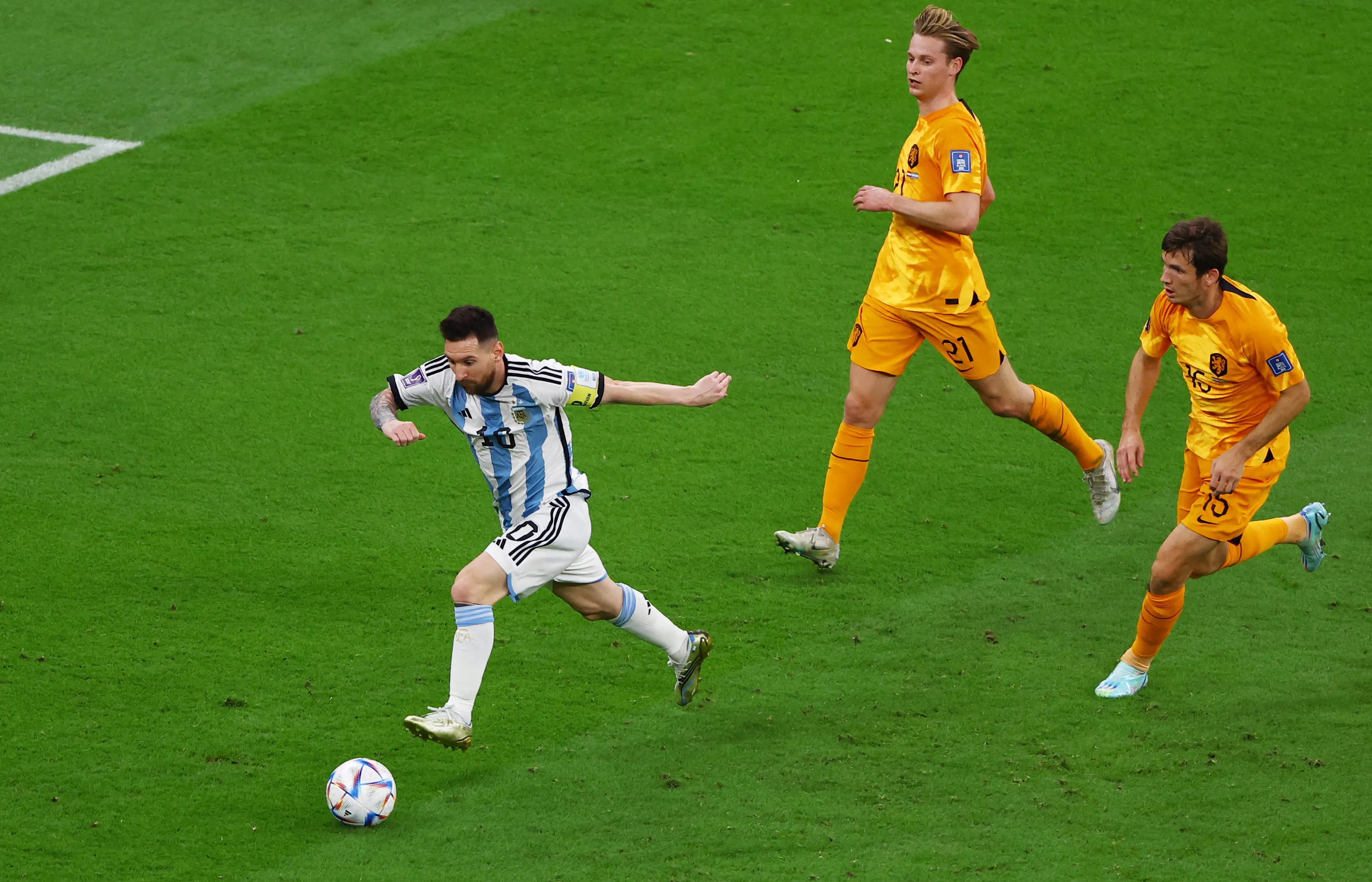 Em jogo dramático, Argentina sofre empate da Holanda, mas