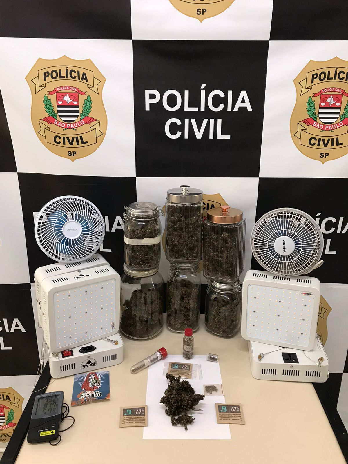 Tudo foi apreendido em obra abandonada Divulgação/ Polícia Civil 