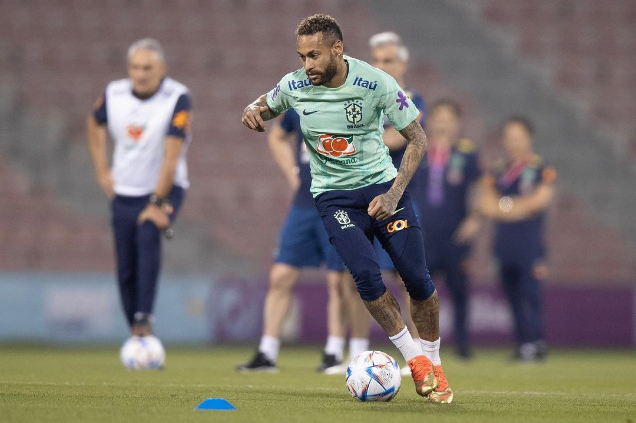 Neymar correu durante o treino deste sábado, mas ainda não está confirmado no jogo. Reprodução/Twitter