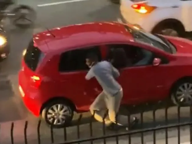 Adolescente flagrado usando pedra para assaltar motorista é detido em São Paulo