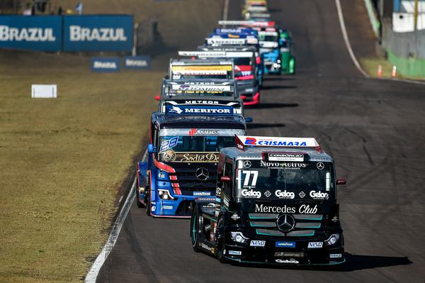 André Marques (77) venceu a corrida 1 no sábado e repetiu a dose no domingo  Duda Bairros/Copa Truck