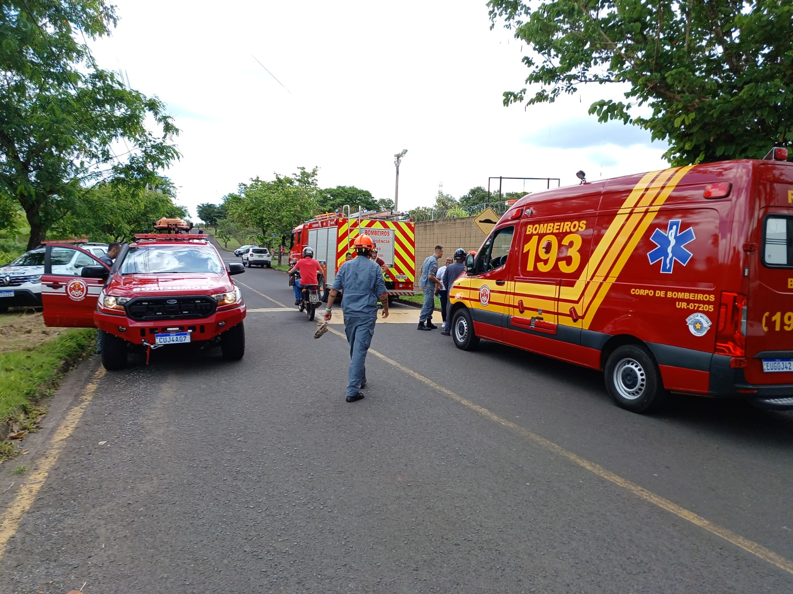 Um médico, que chegou de helicóptero Aguia, confirmou a morte da mulher no local. Divulgação/Corpo de Bombeiros