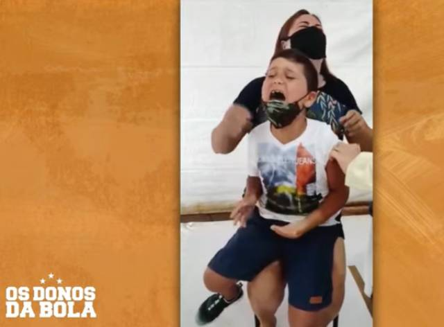 “Vai, Corinthians”! Neto se diverte com reação de menino na hora da vacina