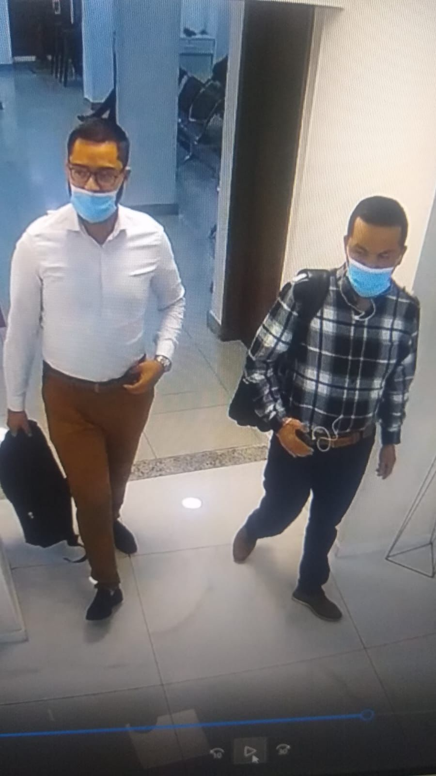 Bandidos foram flagrados pelas câmeras de segurança da clínica