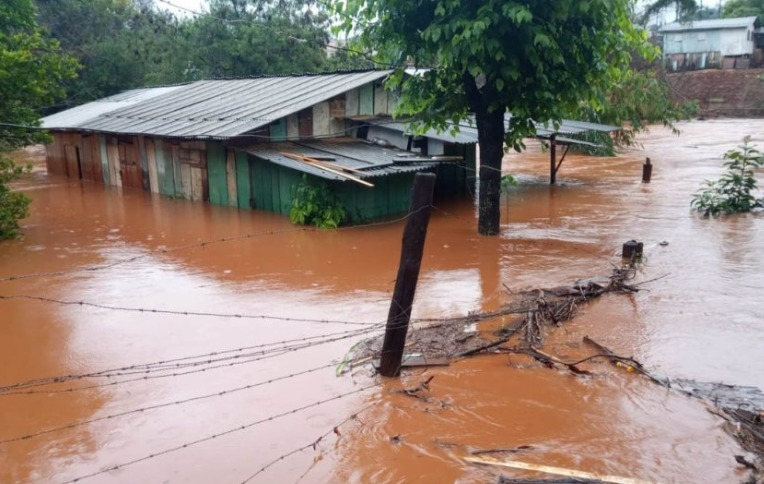 Um bebê ainda é procurado pelo Corpo de Bombeiros em Pato Branco, no sudoeste paranaense;  Foto: Defesa Civil do Paraná