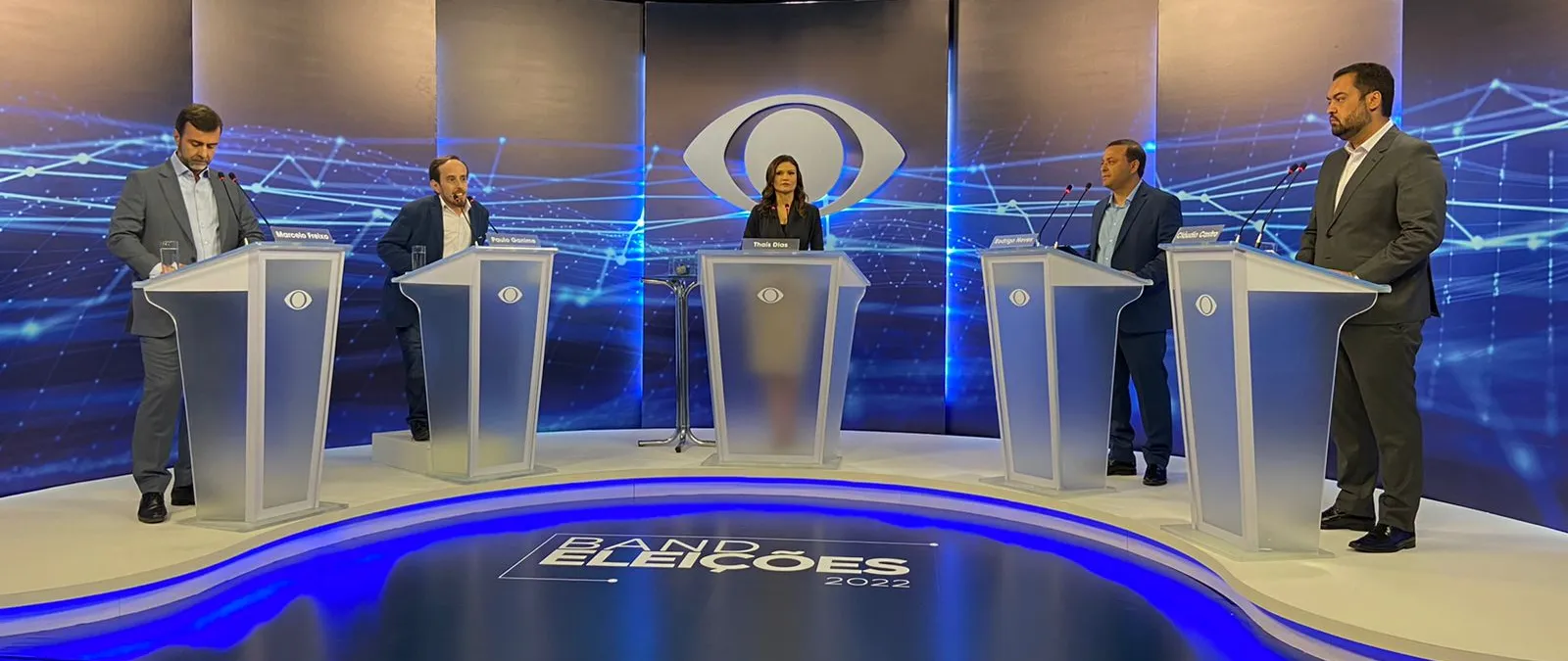 Os pré-candidatos posicionados para o debate 