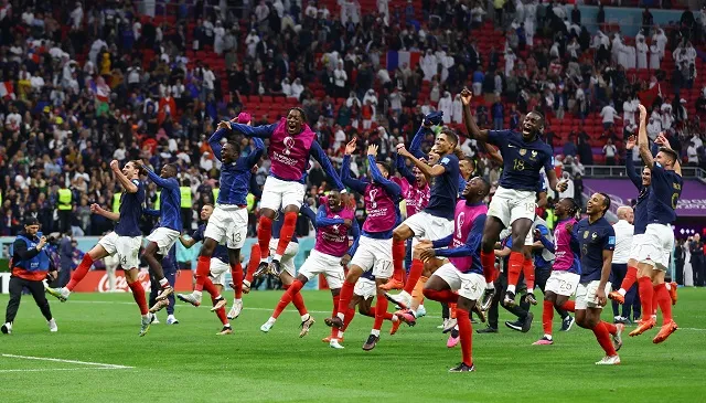 Franceses comemorando classificação diante da Inglaterra