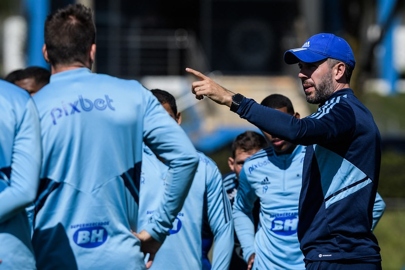 Técnico Paulo Pezzolano durante treino do Cruzeiro Gustavo Aleixo/Cruzeiro