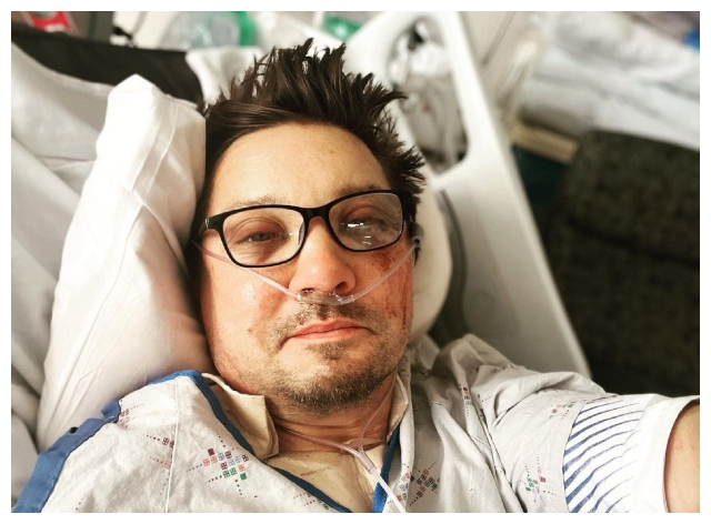 O ator Jeremy Renner posta foto no hospital Reprodução/Instagram