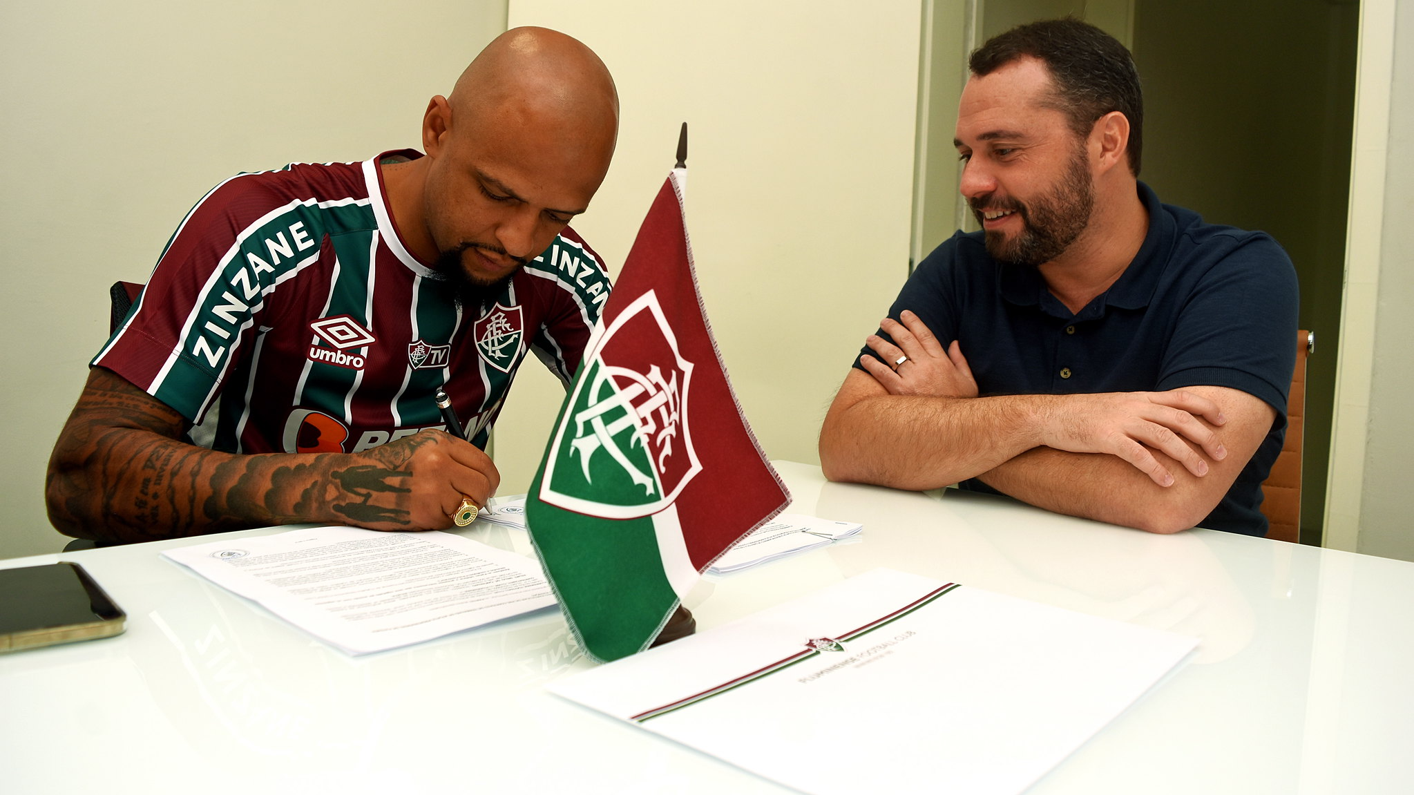 Felipe Melo assinando contrato com o Fluminense ao lado do Presidente Mário Bittencourt  Mailson Santana