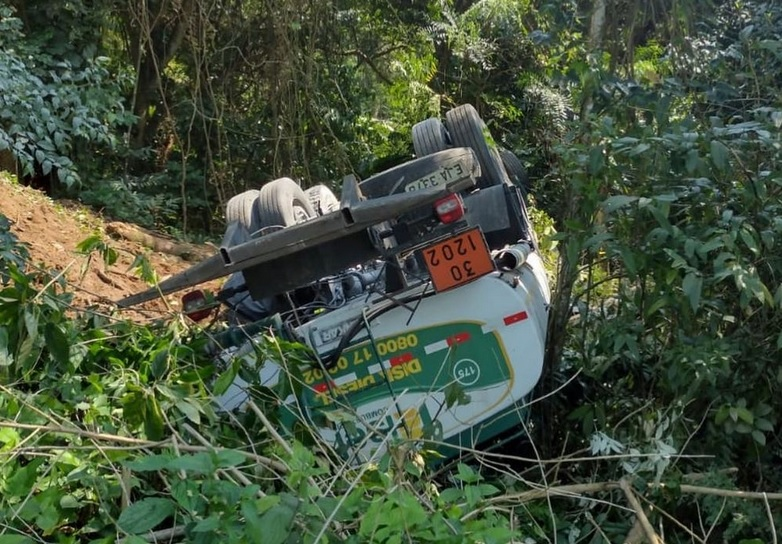 Caminhão com 11 mil litros de combustível tombou na Rio-Santos em São Sebastião Reprodução/Instagram Felipe Augusto