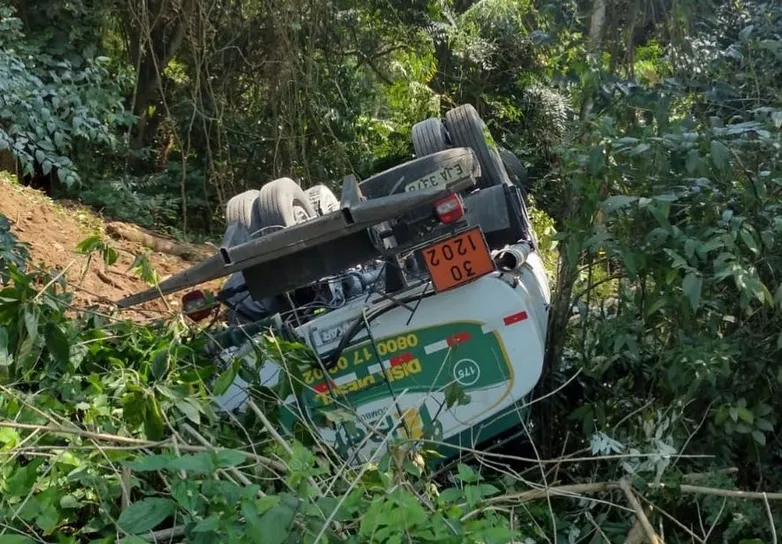 Caminhão com 11 mil litros de combustível tombou na Rio-Santos em São Sebastião