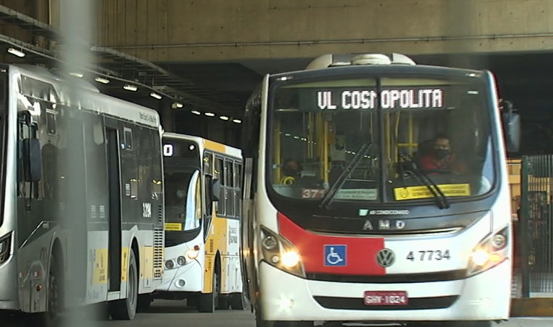 Após assembleia, motoristas e cobradores de ônibus decidem fazer greve em SP