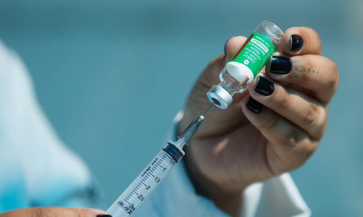 O Brasil tem 65,27% da população com duas doses da vacina contra a Covid-19. A dose de ref Foto: EBC