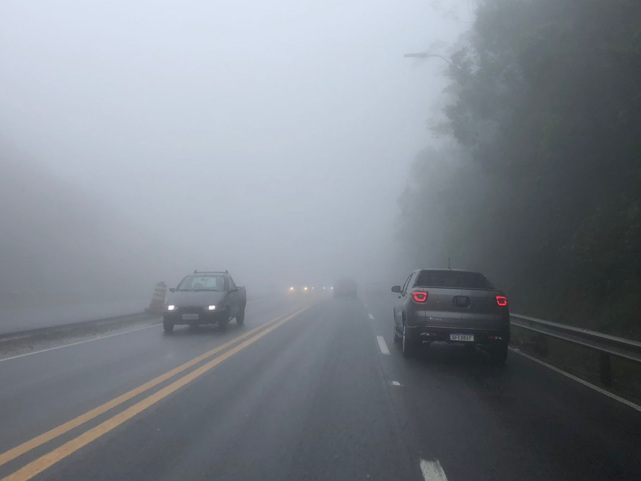 Trecho de serra da Tamoios está com neblina intensa  Caroline Rossasi