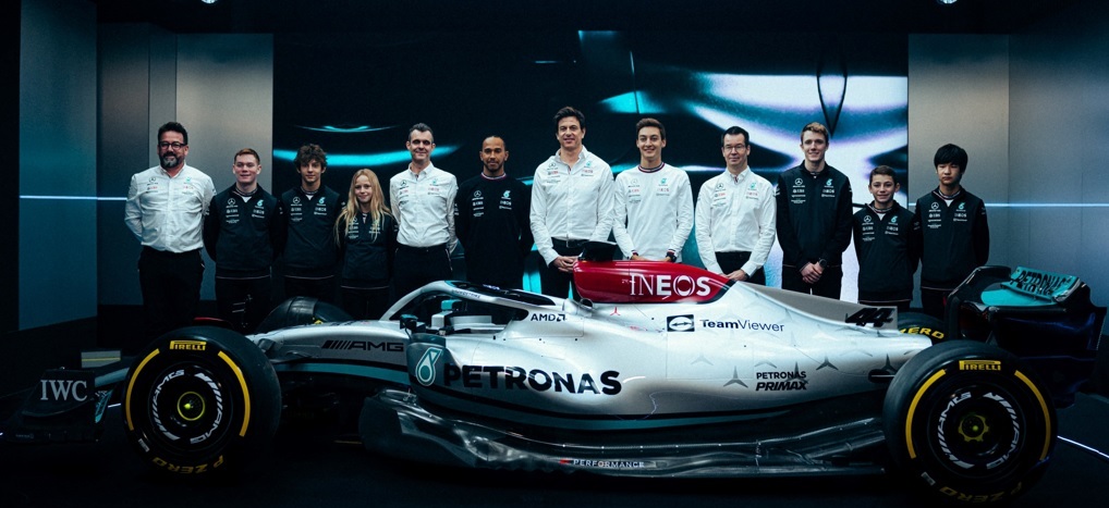 Equipe da Mercedes posa com o carro para a temporada de 2022 Divulgação/Mercedes