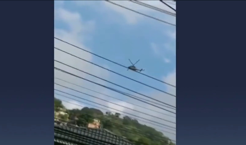 Helicóptero é alvo de tiros ao sobrevoar comunidade no Rio de Janeiro