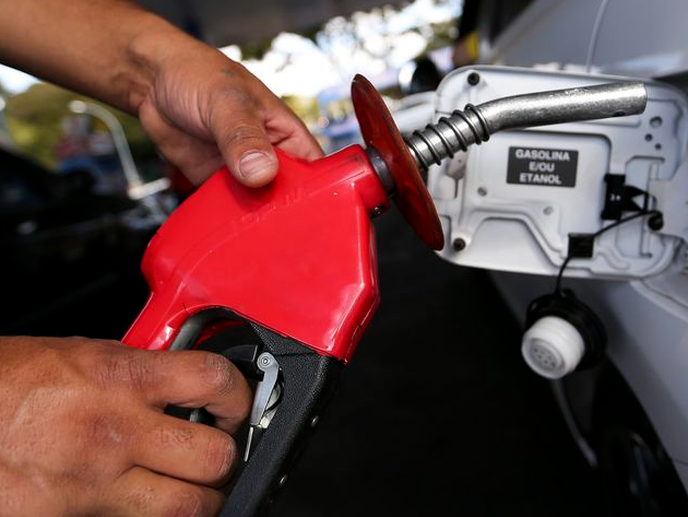 Litro da gasolina já passa de R$ 7 em seis estados