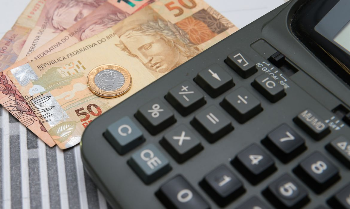 Um em cada quatro brasileiros não consegue pagar contas no fim do mês