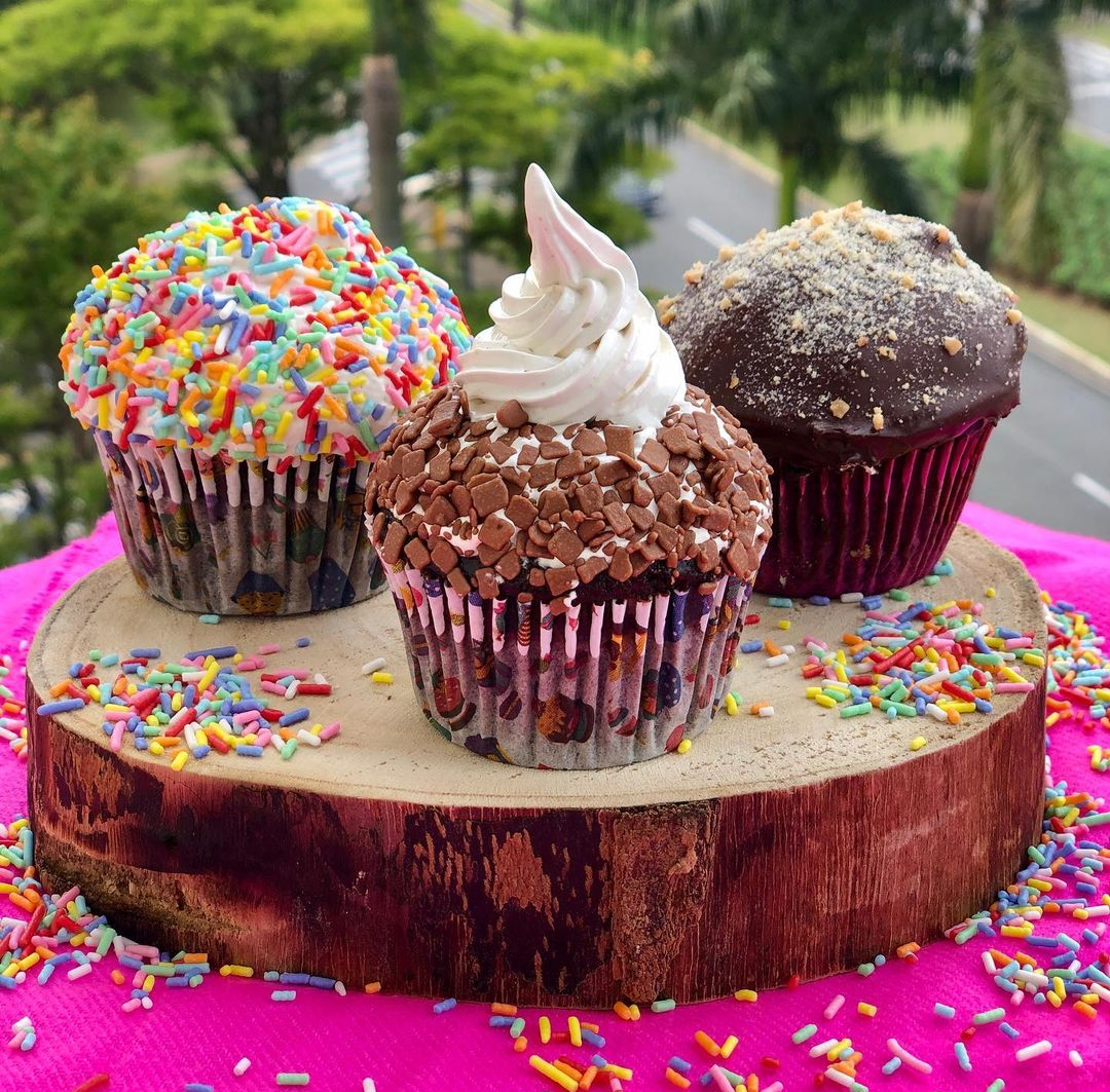 Cupcake com recheio de brigadeiro e ganache  Reprodução