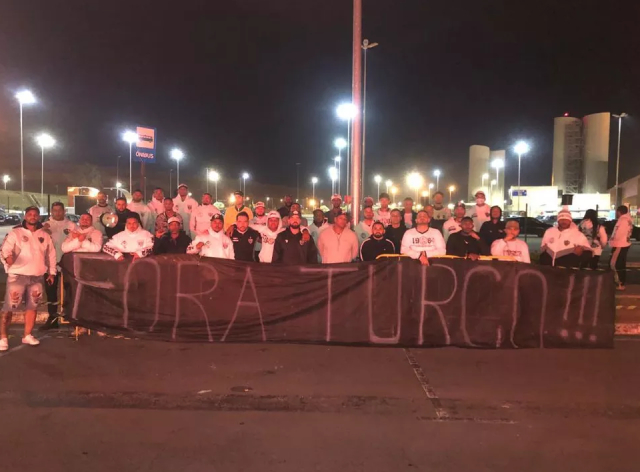 Galoucura protesta contra Turco Reprodução