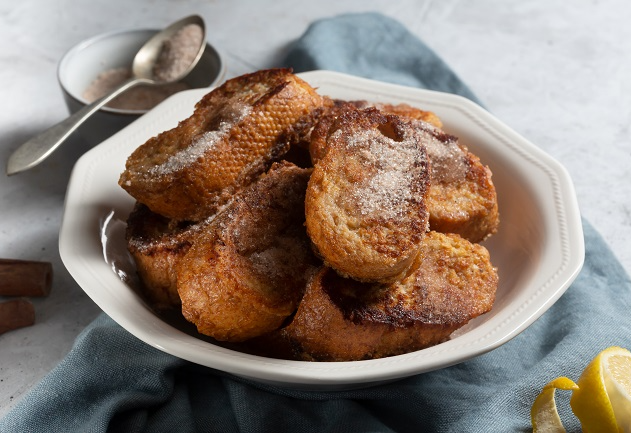 Torrijas closeup de uma torrija em um garfo um doce típico