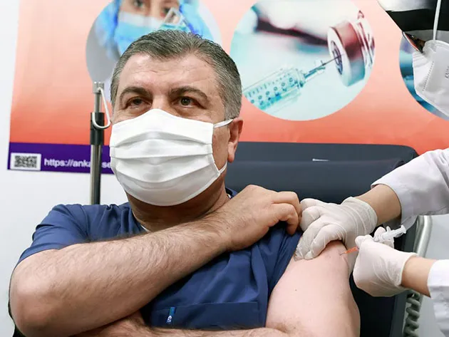 Ministro da saúde turco, Fahrettin Koca, recebe a primeira dose