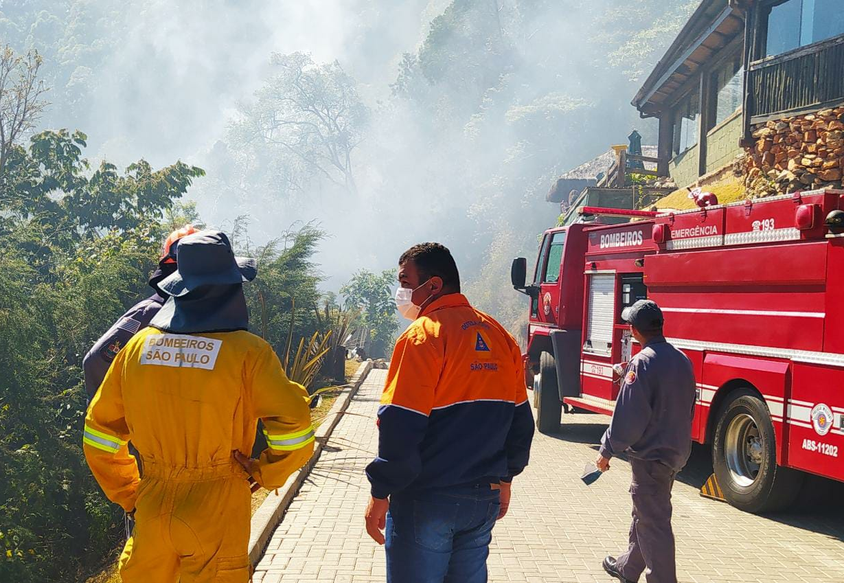 Incêndio se aproxima de casas e do Parque Amantikir, em Campos do Jordão Wander Vieira/Defesa Civil