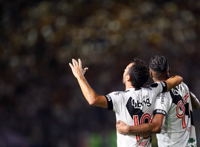 Nenê e Fábio Gomes comemorando vitória do Vasco contra o Criciúma Daniel Ramalho/Vasco