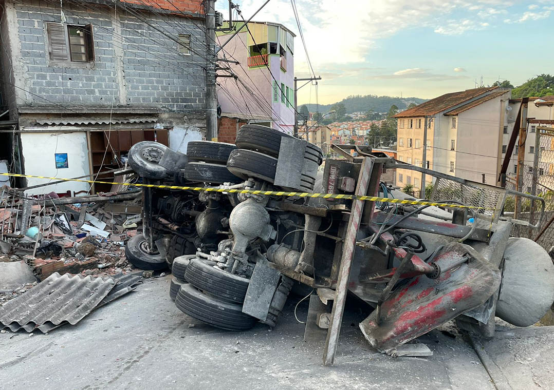 Caminhão perde o freio, causa acidente e invade casa em Santo André (SP)