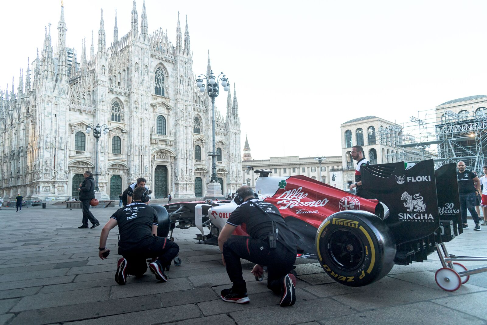 Valtteri Bottas pilota pelas ruas de Milão para celebrar 112 anos da Alfa Romeo