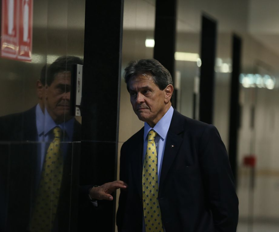 Moraes também determinou que o político não pode manter contato com investigados