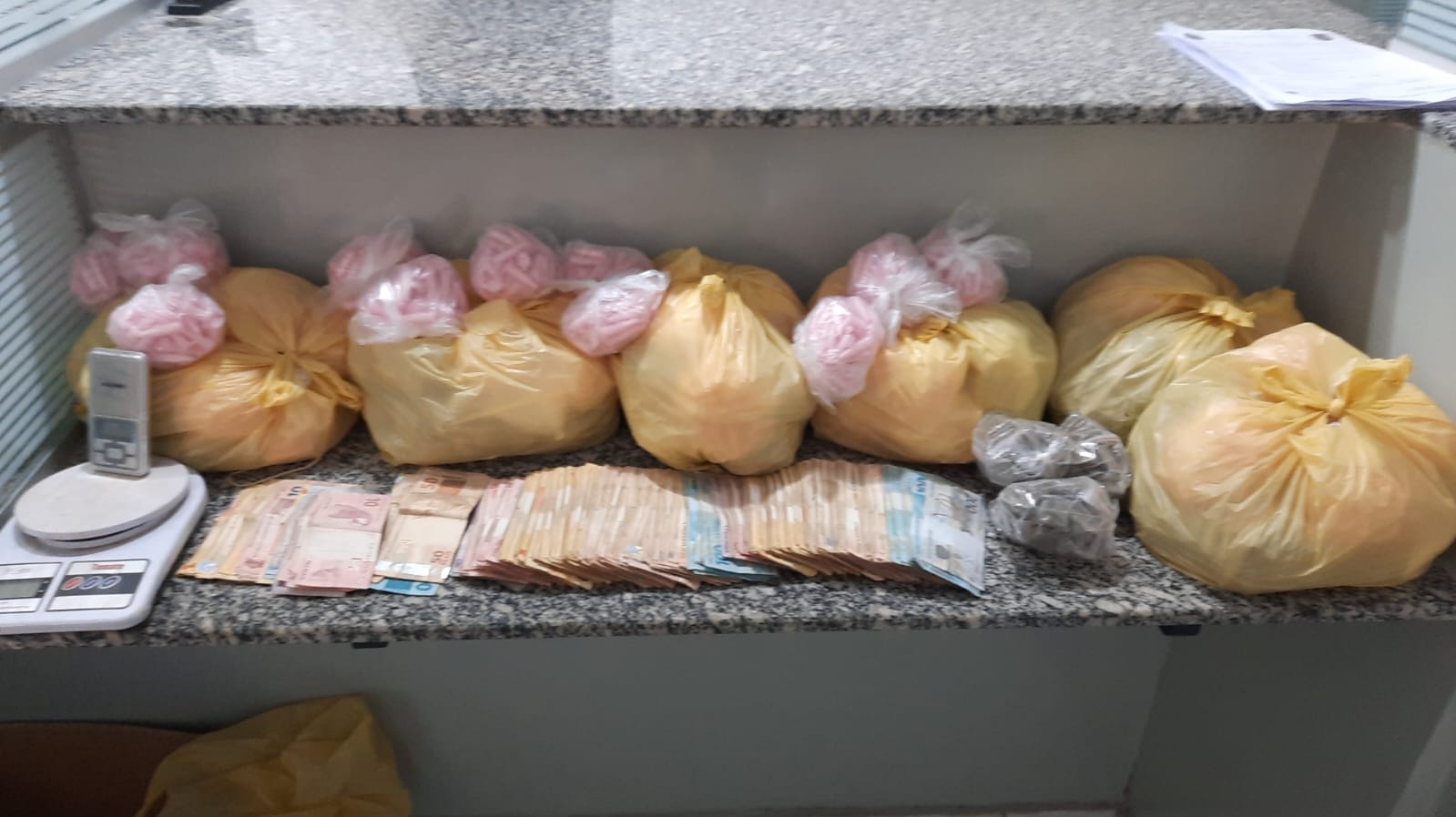 Drogas e dinheiro encontrados na residência