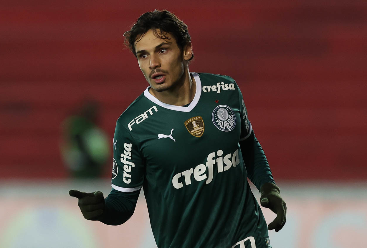 Raphael Veiga testa positivo para Covid-19 e desfalca Palmeiras na Libertadores