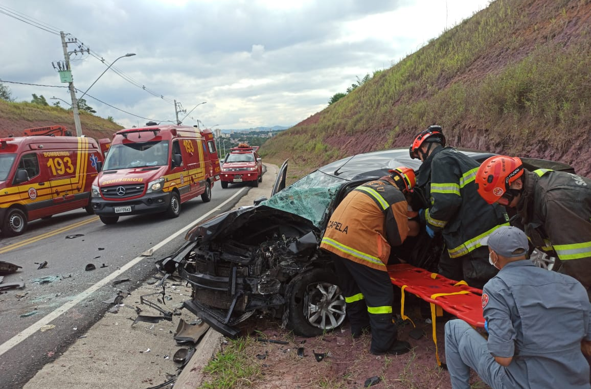 Três pessoas ficam feridas em acidente na Via Cambuí, em São José dos Campos Divulgação/ Corpo de Bombeiros