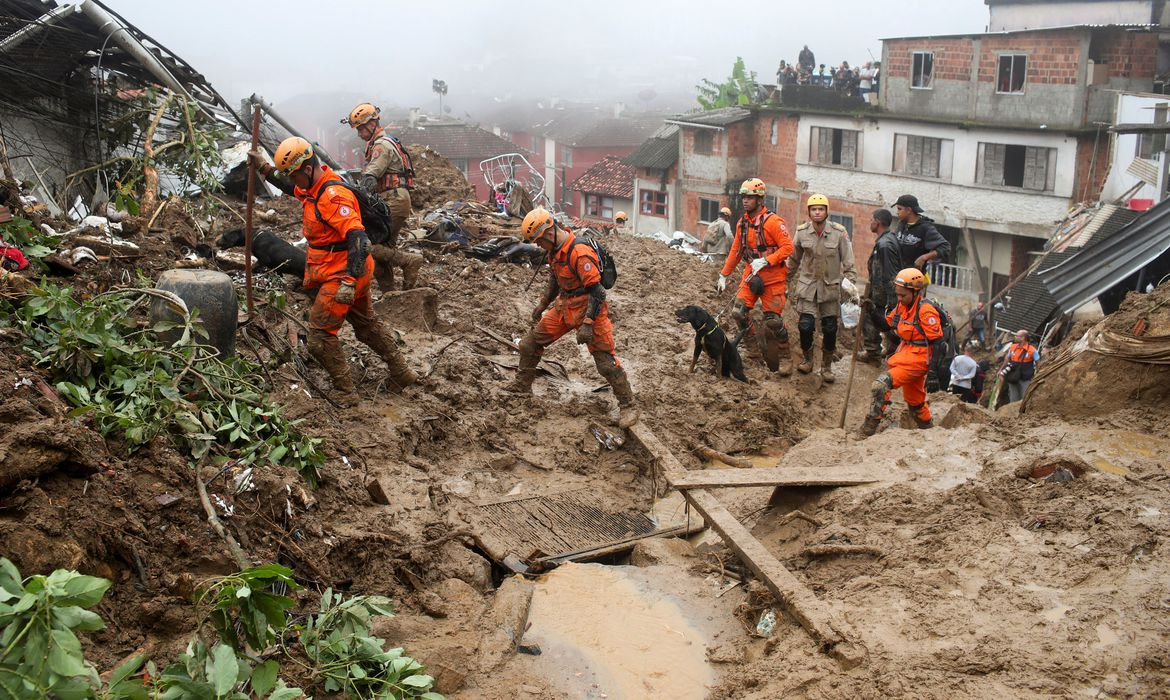 Rios transbordaram e deslizamentos de terra destruíram Petrópolis. Foto: Reuters