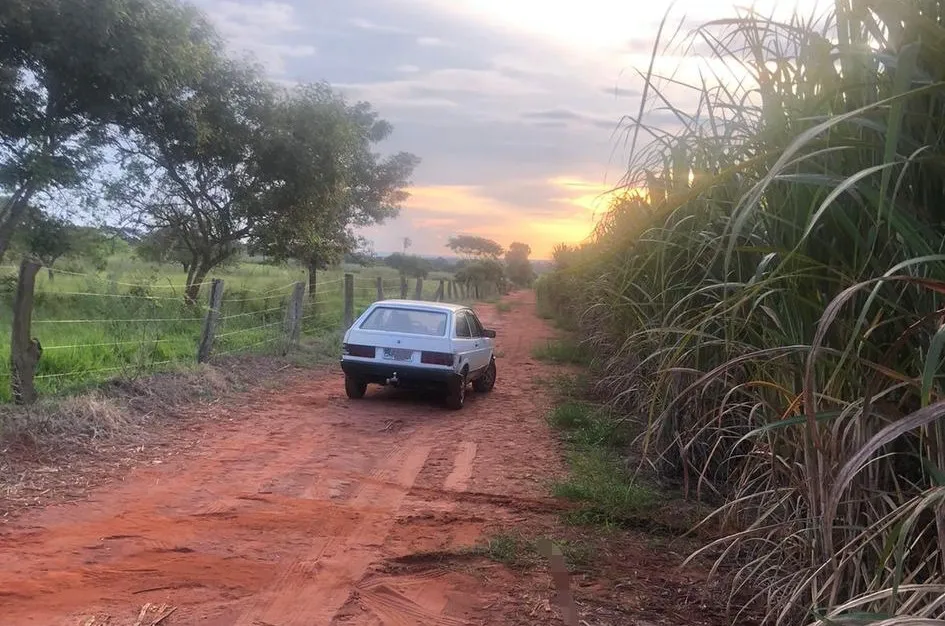 O veículo estava abandonado no local