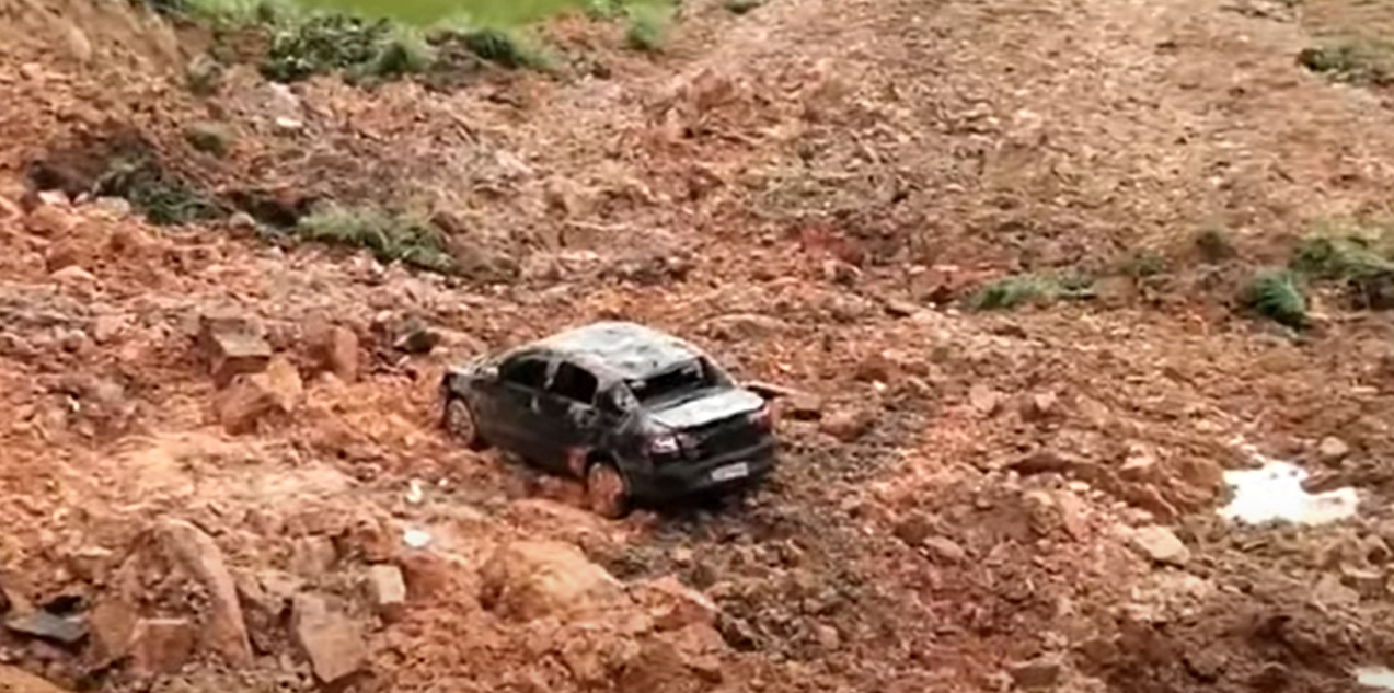 Cratera "engole" carro com 5 pessoas em rodovia de Goiás