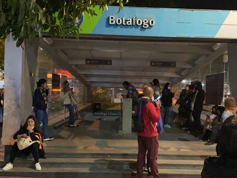 No Botafogo, passageiros foram orientados a deixar o metrô BandNews FM