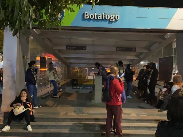 No Botafogo, passageiros foram orientados a deixar o metrô