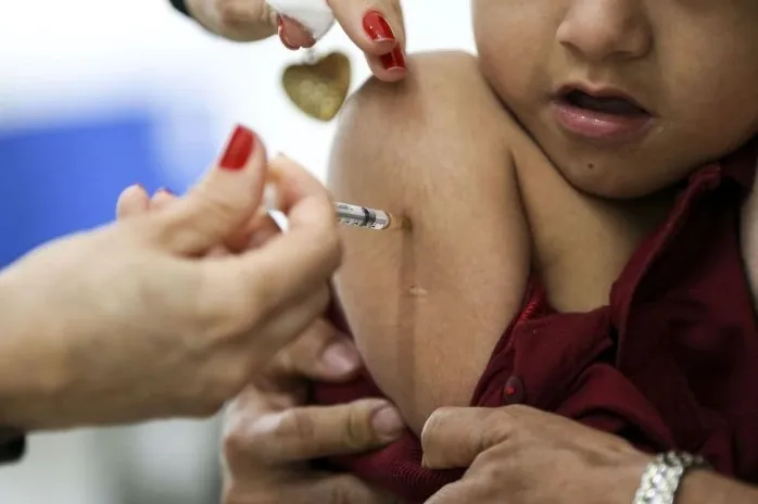 Crianças mais velhas devem ser vacinadas antes das menores