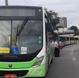 Mais de 30 ônibus interrompem o trânsito no Anel Viário. Enviado por ouvinte