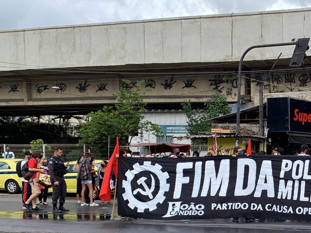 Faixas e cartazes são usados cobrando uma resposta do Governo do Estado à ação policial mais letal da história do RJ Foto: Ryan Lobo/BandNews FM 