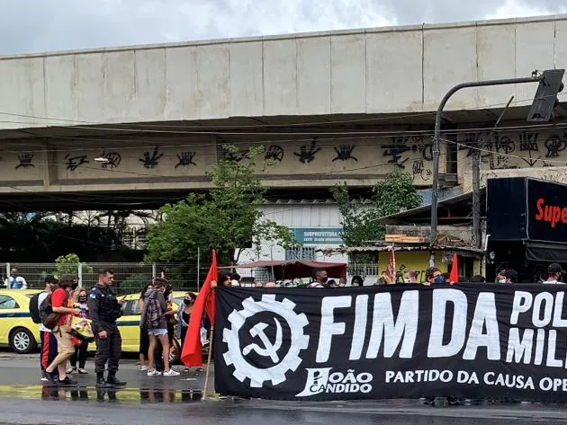 Faixas e cartazes são usados cobrando uma resposta do Governo do Estado à ação policial mais letal da história do RJ
