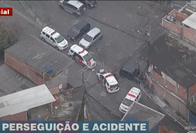 Perseguição a carro clonado termina com acidente em comunidade de SP Reprodução/Brasil Urgente