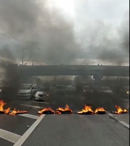 Incêndio na pista, que pode gerar riscos a segurança dos motoristas, já foi apagado. Reprodução