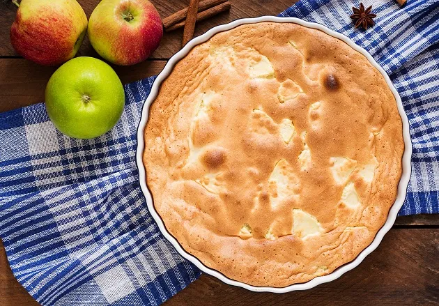 Torta de maçã simples é feita com apenas 6 ingredientes