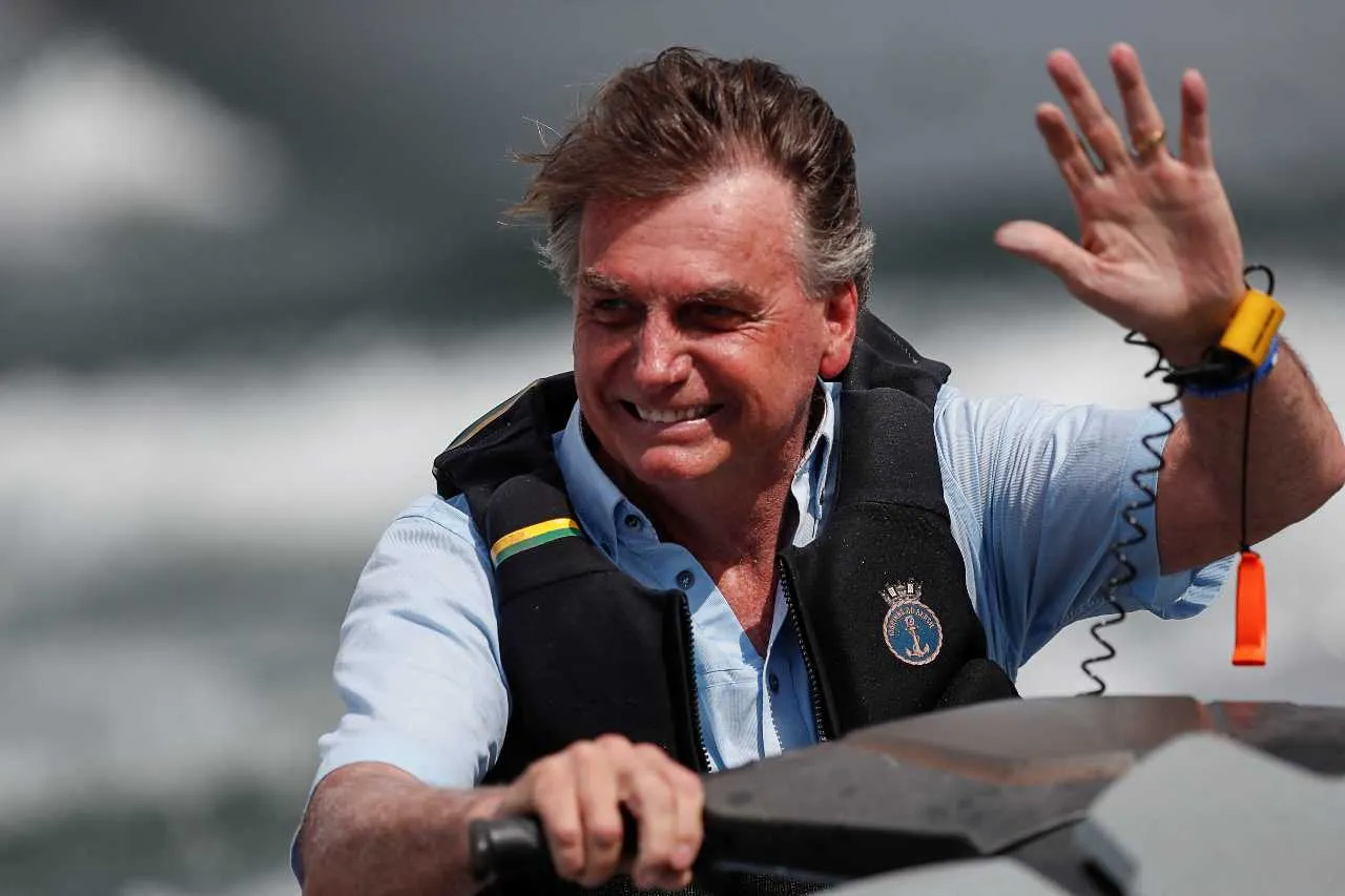 Bolsonaro anda de jet-ski para participar de "lanchaciata" neste domingo (15)