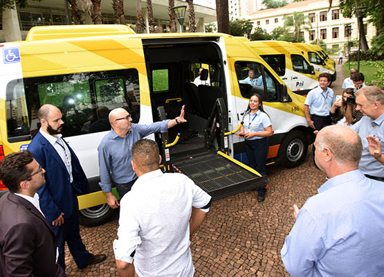 Usuários do PAI-Serviço recebem sete novas vans 