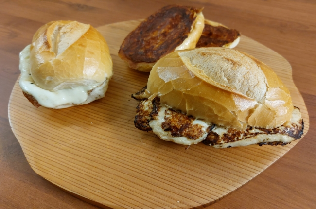 Café da manhã de padoca: pão na chapa com requeijão e mistinho de padoca, queijo quente de minas fresco 